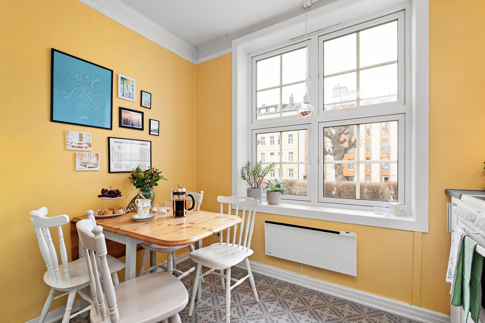 Plass til spisebord på kjøkkenet - her kan man invitere venner og familie til hyggelige lag! Galleribilde