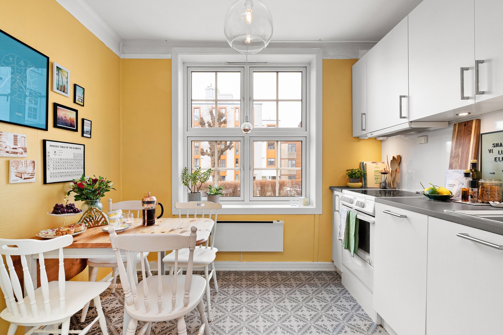 Generøse vindusflater (2-lags energiglass fra 2016) som slipper inn godt med naturlig lys. Galleribilde