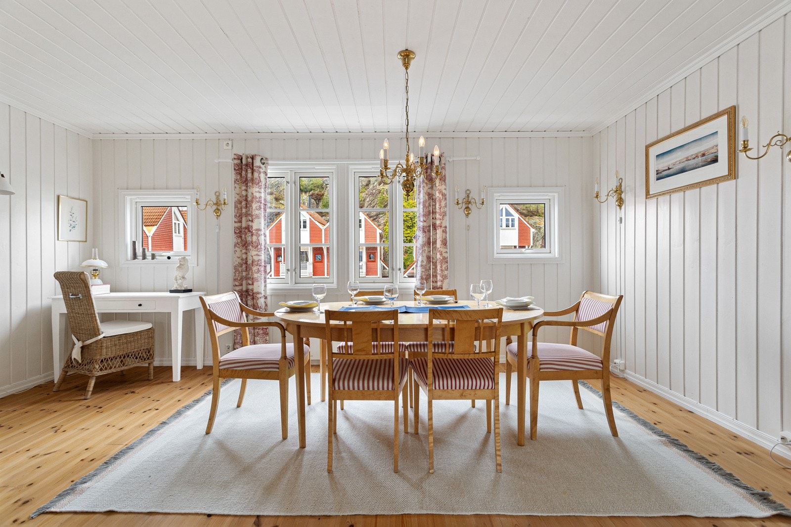 Meget hyggelig spisestue hvor man kan dekke på til hyggelige lag om temperaturen ute ikke skulle være på sin varmeste. Galleribilde