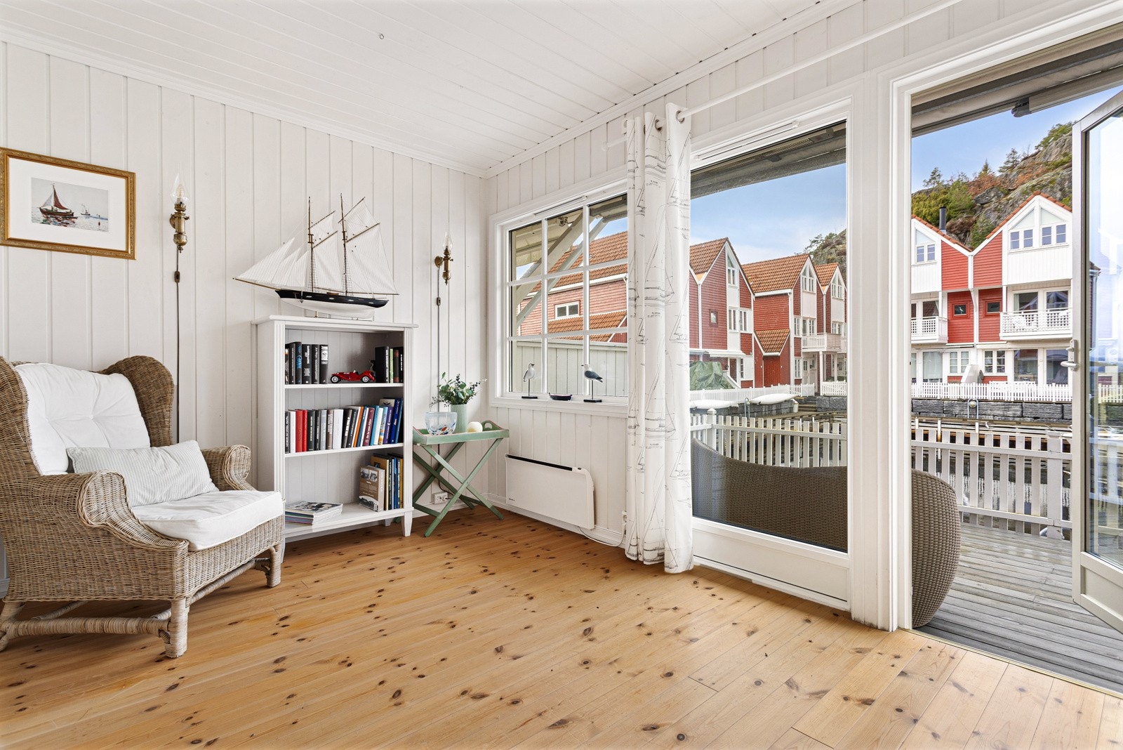 Dobbel dør til en deilig platting mot sjøen belagt med tre. Galleribilde