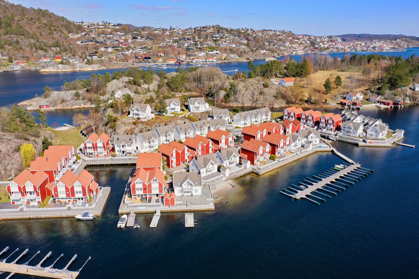 Her får du blant annet 3 soverom, fantastiske uteområder, gode solforhold og egen båtplass. Galleribilde