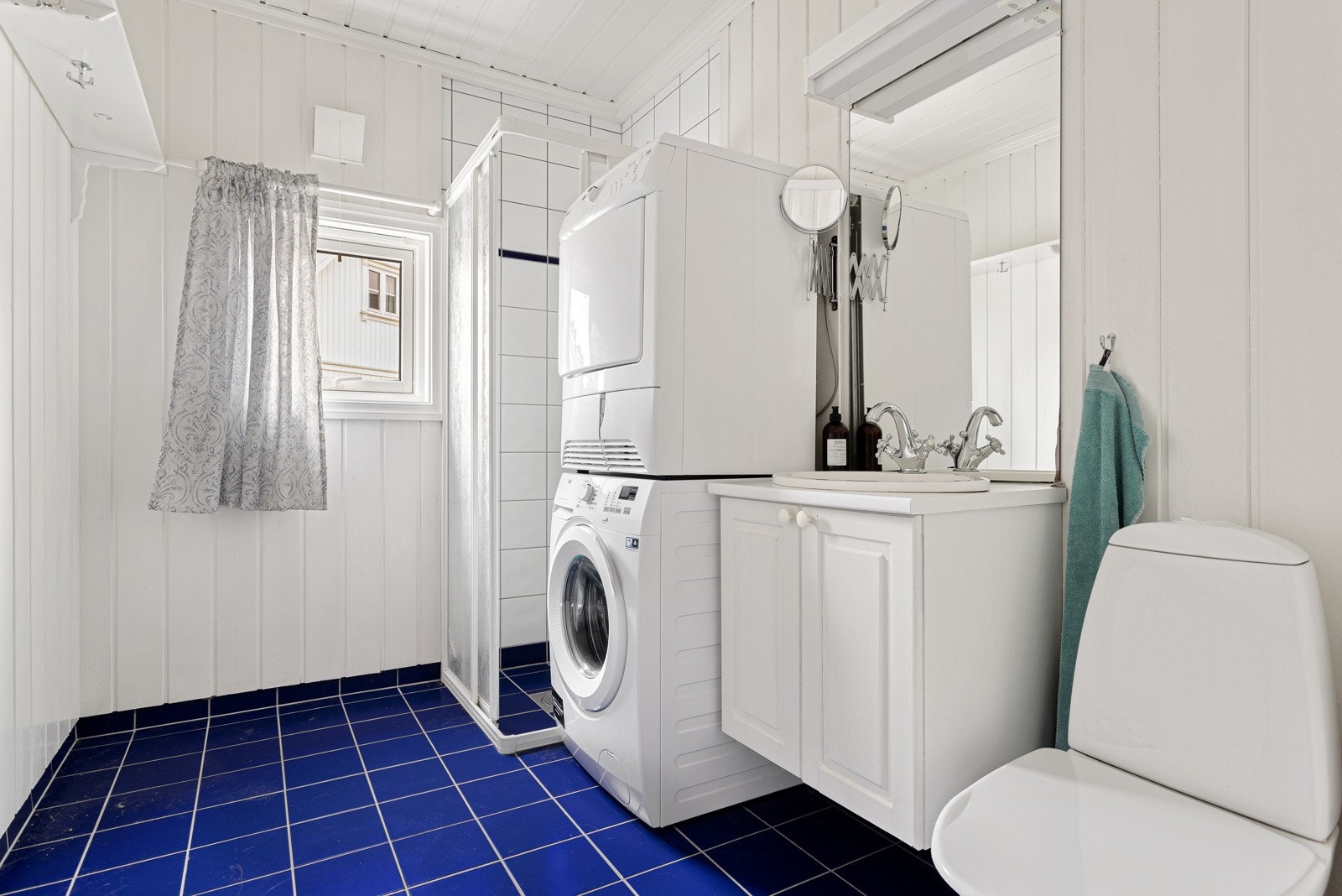 Bad i første etasje - utstyrt med gulvvarme, elektrisk avtrekksvifte og opplegg til vaskemaskin. Galleribilde