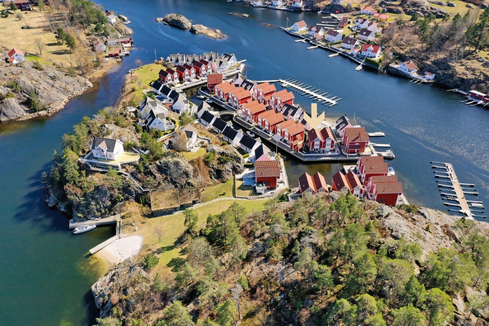 Lille Kirkeholmen er en veldrevet og etablert sørlandsidyll, ideelt for barnefamilier og godt voksne i alle aldre. Galleribilde