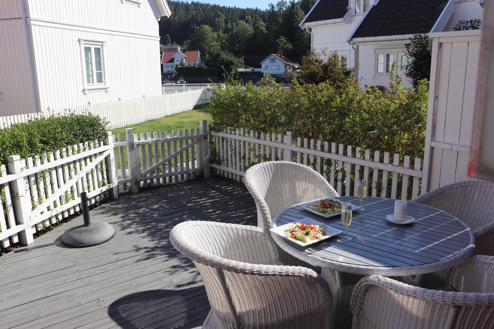 Frokostplass med godt med morgensol. Kort vei til liten strand hyggelig sandstrand. Galleribilde