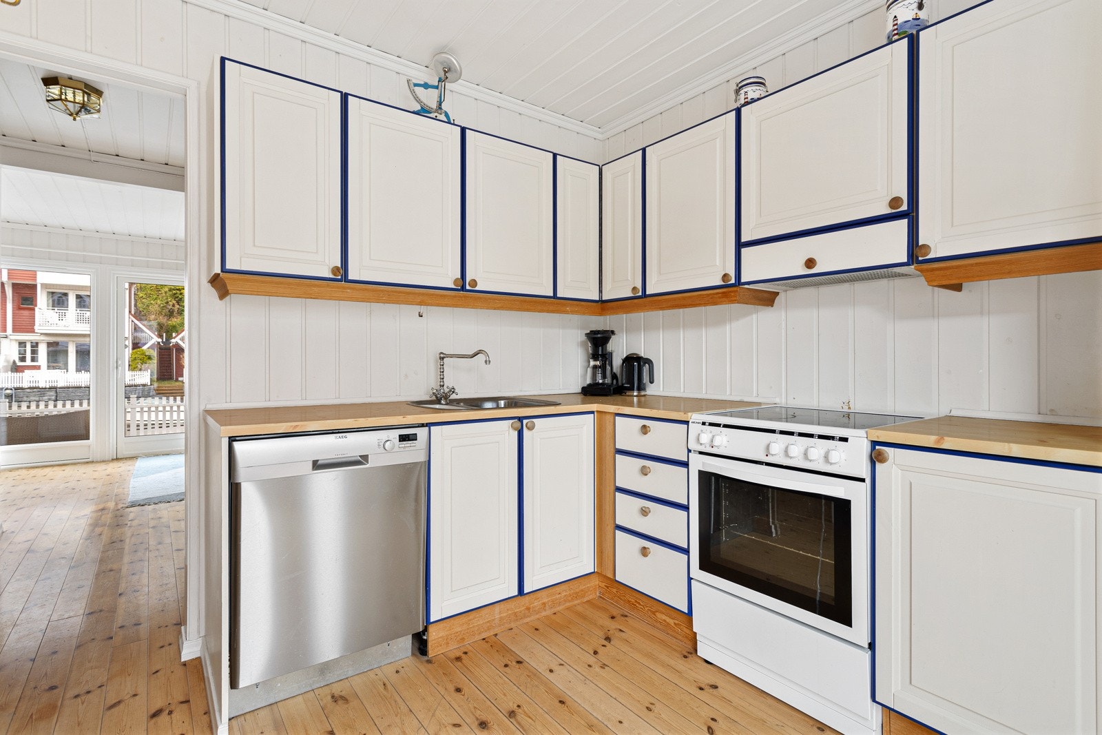 Kjøkkeninnredningen har lyse, profilerte fronter, laminert benkeplate med enkel vaskekum. Galleribilde