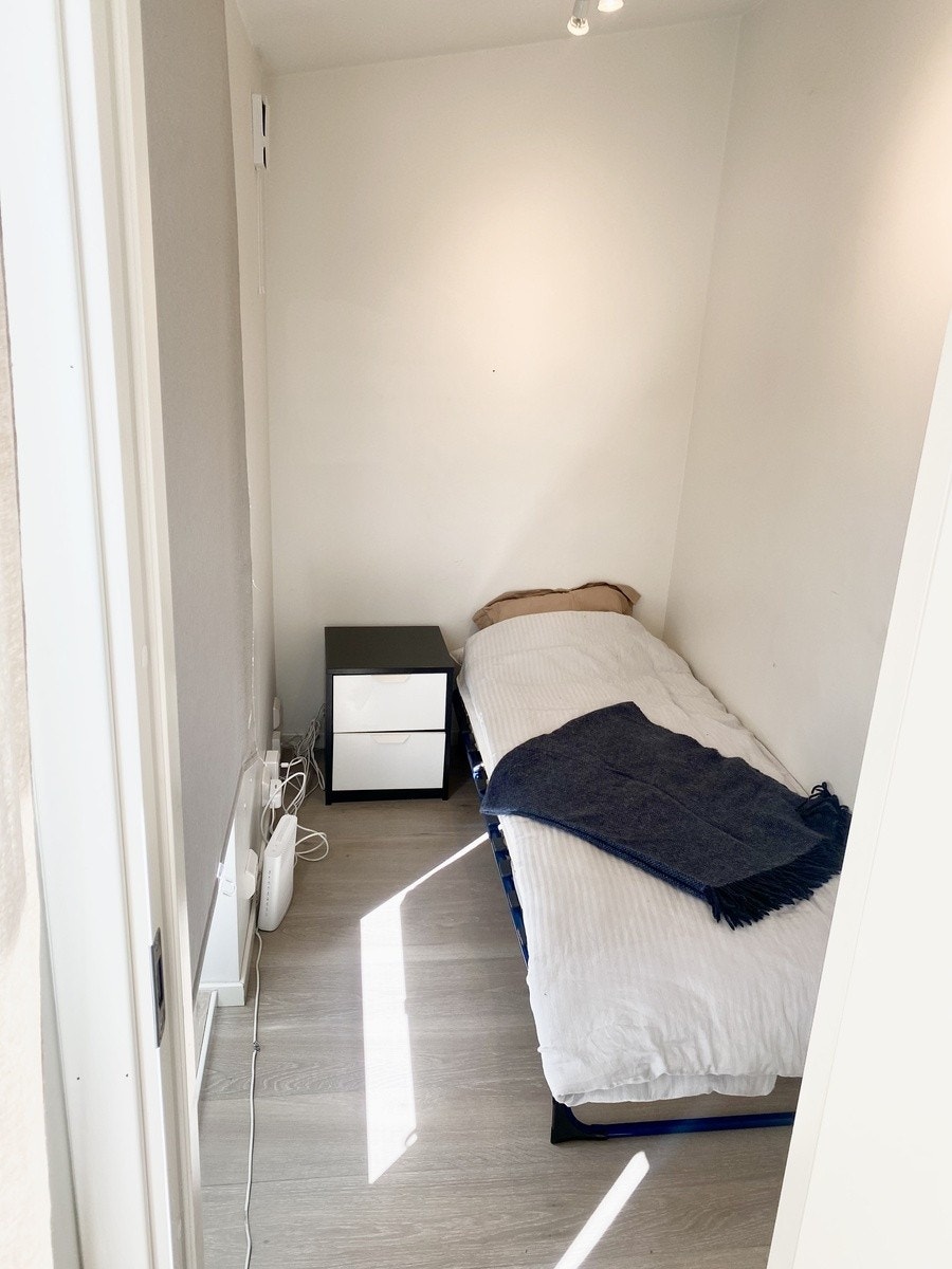 Plass til smal seng på kontoret Galleribilde