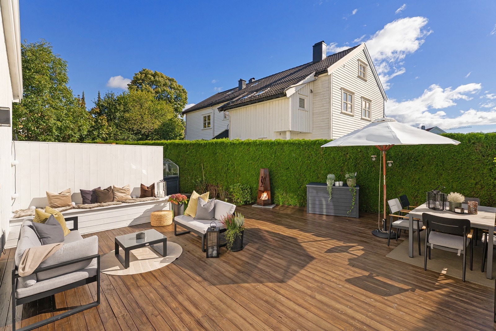 Den store plattingen gir rom for å møblere i flere seksjoner. Galleribilde