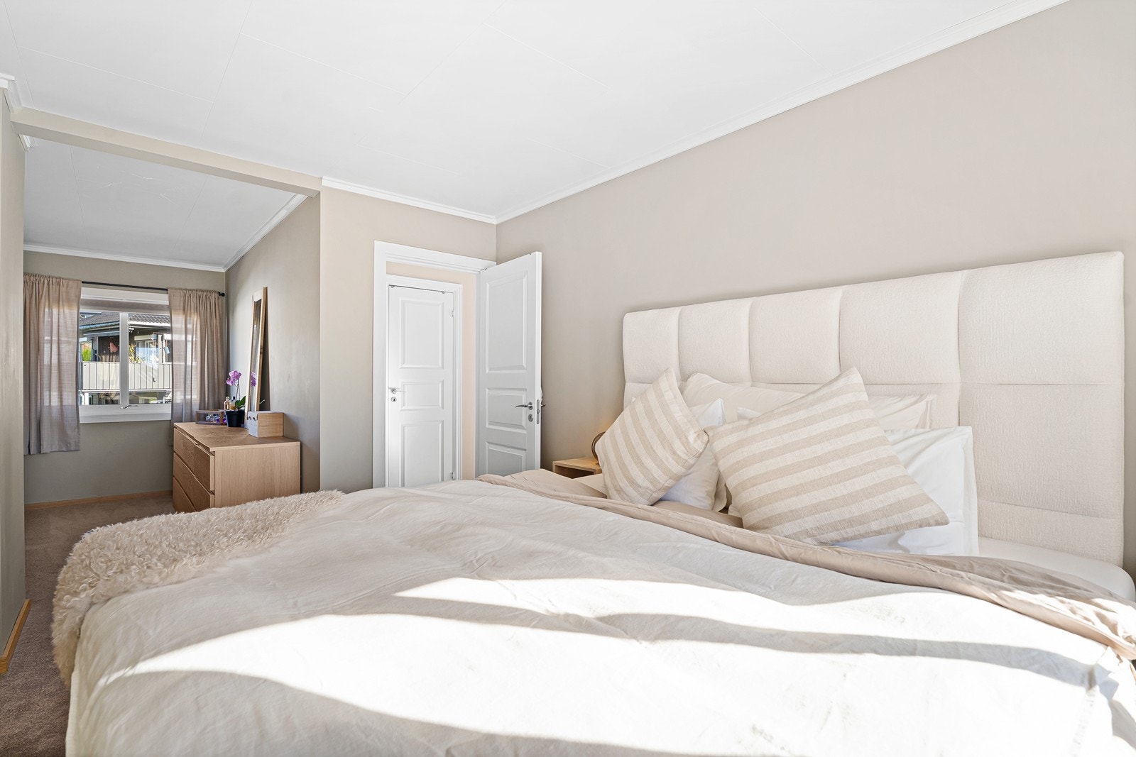 Malt i en behagelig farge med vinduer i begge ender som skaper en god romfølelse. Galleribilde