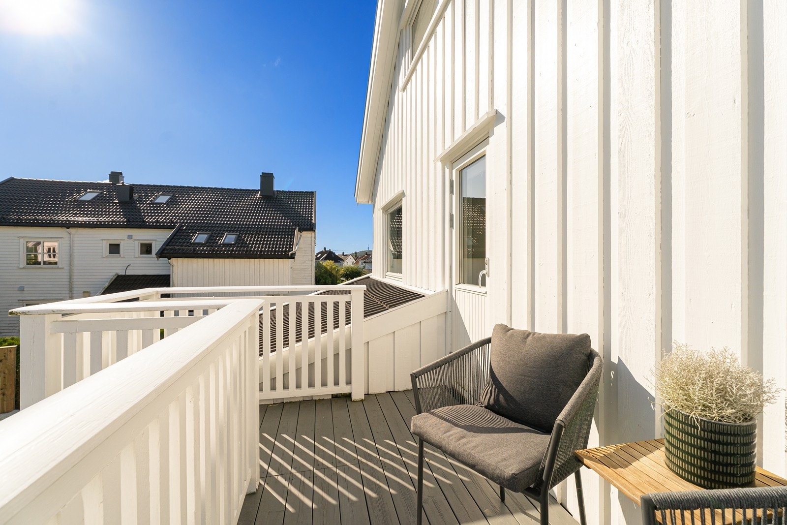 Fra samme etasje er det utgang til en solrik balkong. Galleribilde