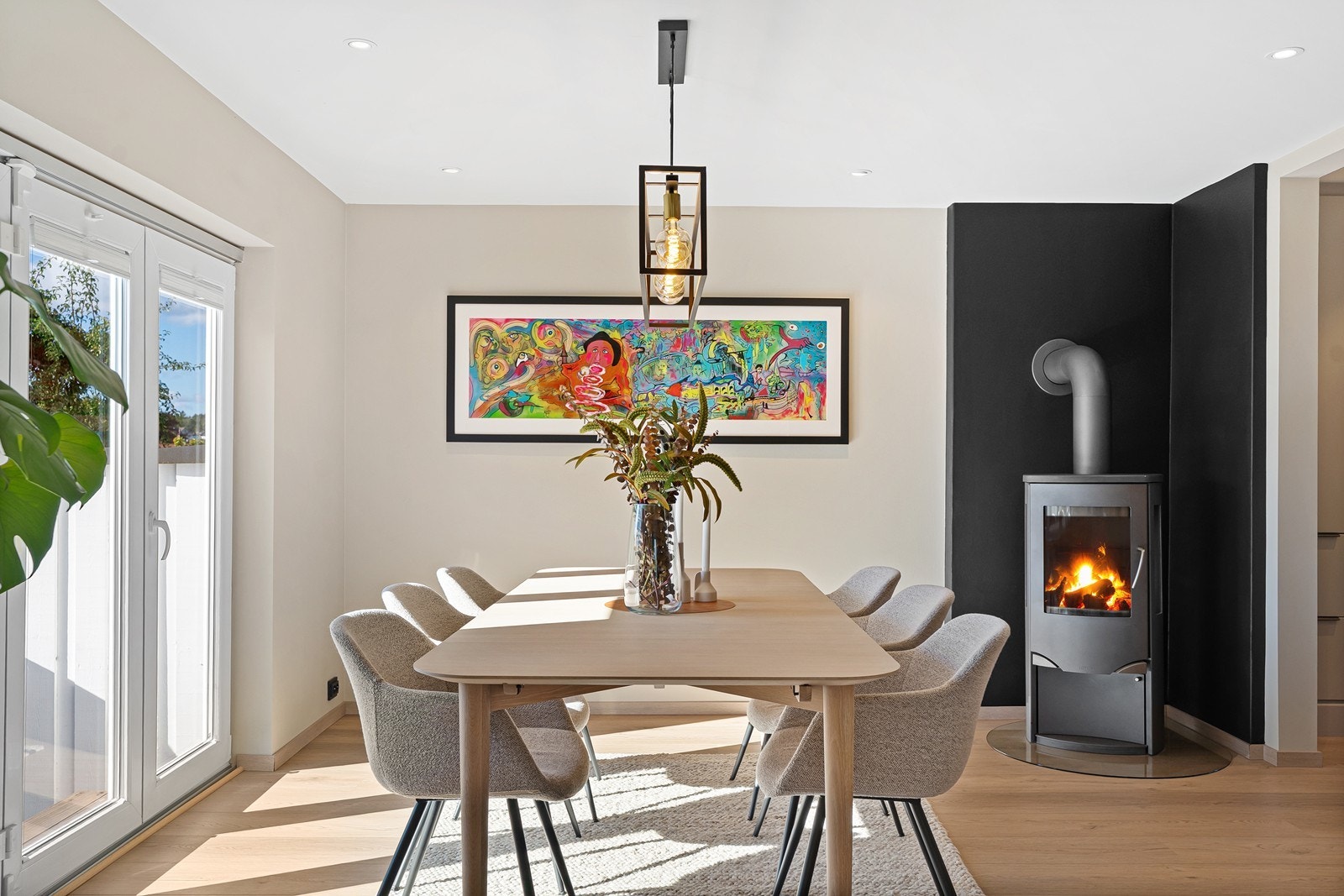 Peisen varmer godt i kalde måneder, samtidig skaper dette en koselig stemning i rommet på kveldstid. Galleribilde