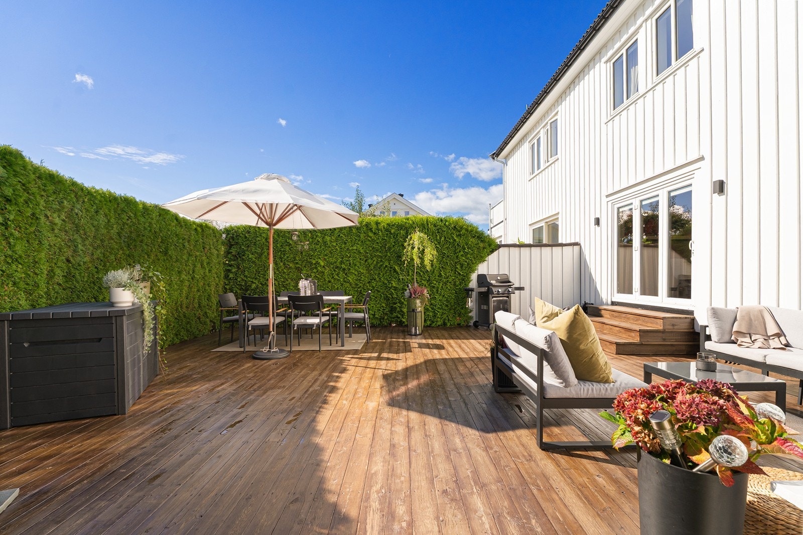 Om sommeren fungerer dette som en forlengelse av stuen - her kan du invitere venner og familie til grillmat Galleribilde