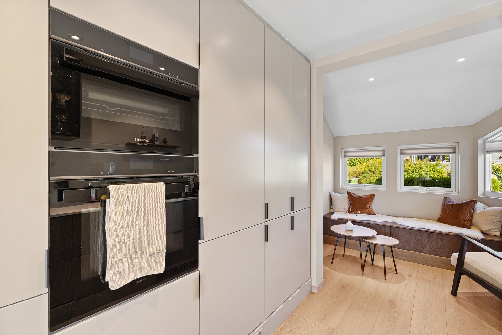 Integrerte hvitevarer som micro, ovn og platetopp. Galleribilde