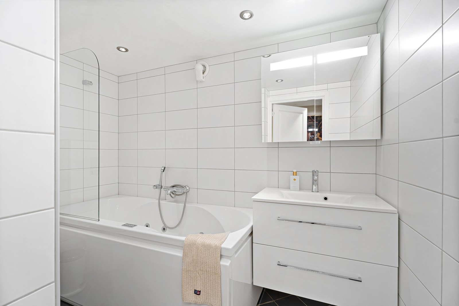 Badet i denne etasjen er innredet med badekar, toalett og servant m/speil. Galleribilde