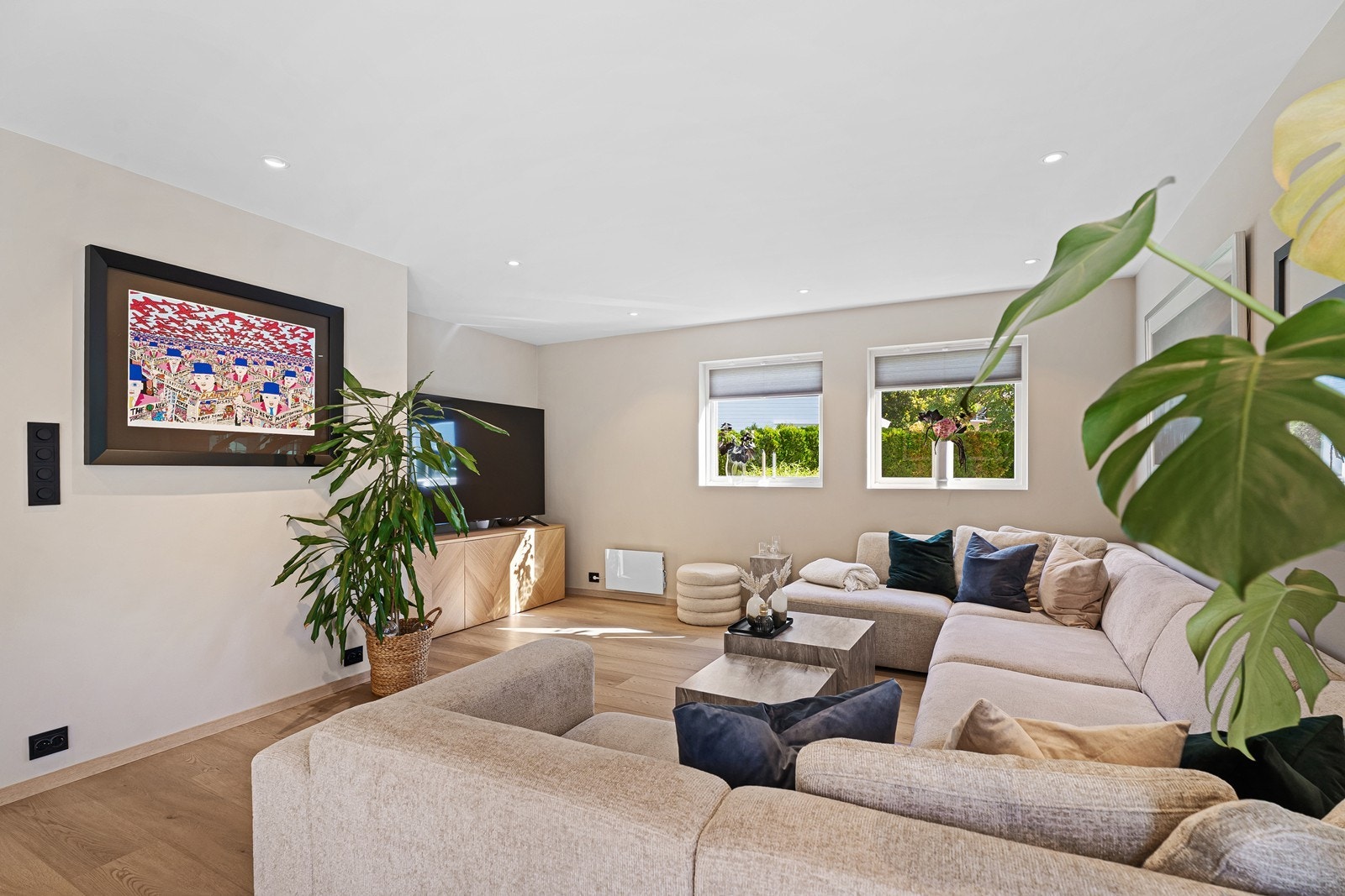 Her har du god plass til en romslig sofagruppe og tv. Galleribilde