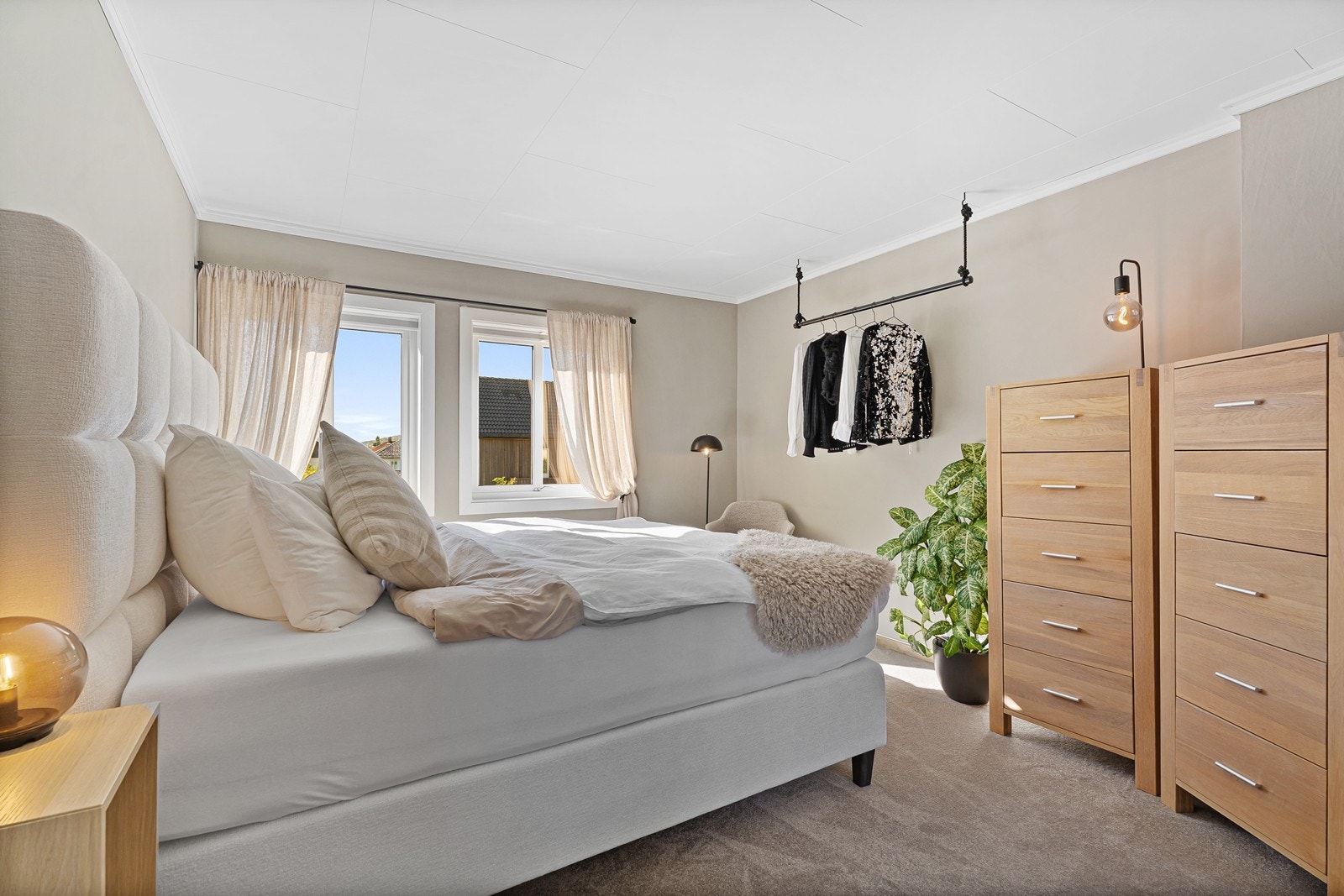 Her finner vi 2 soverom. Hovedsoverommet er av meget god størrelse. Galleribilde