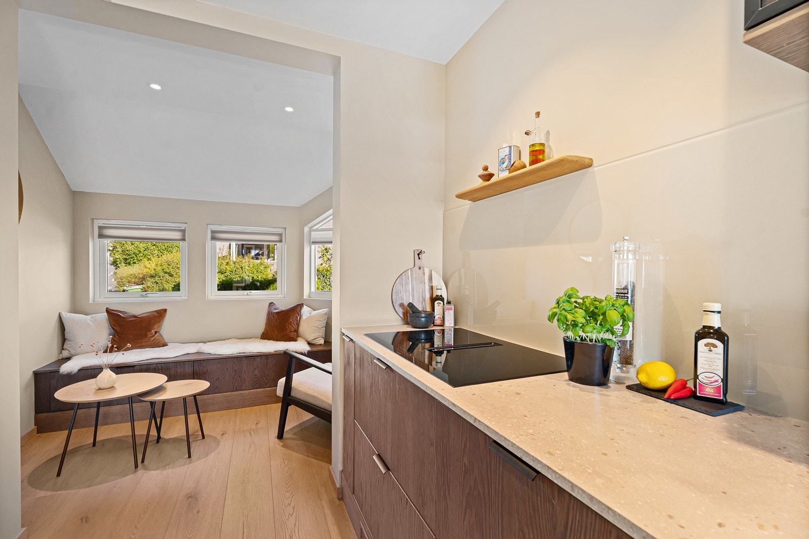 Innerst på kjøkkenet finner du en koselig spisekrok - perfekt for frokost! Galleribilde