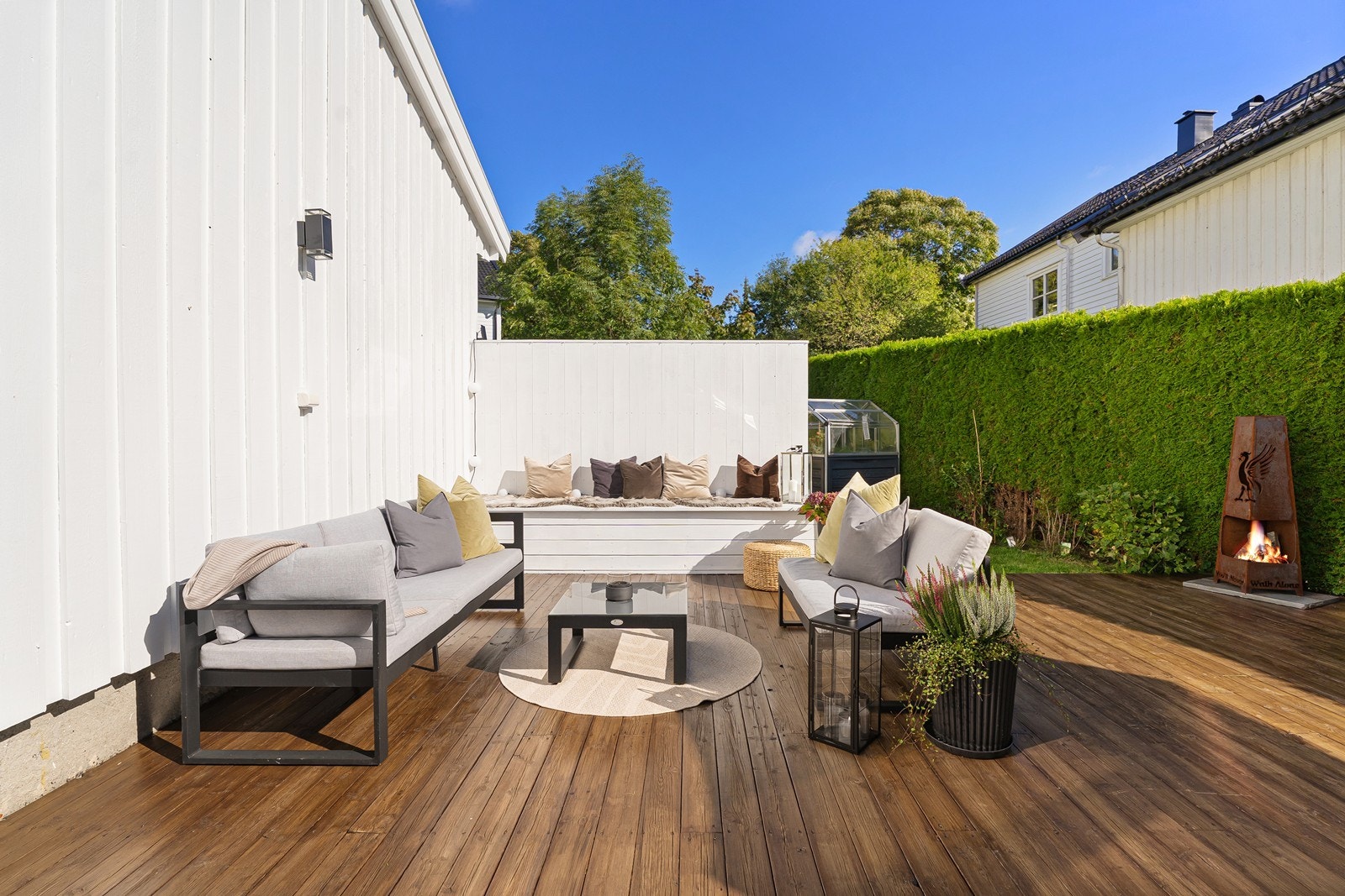 Det er god plass til flere sittegrupper, solsenger eller kanskje et utekjøkken? - her er det mange muligheter. Galleribilde