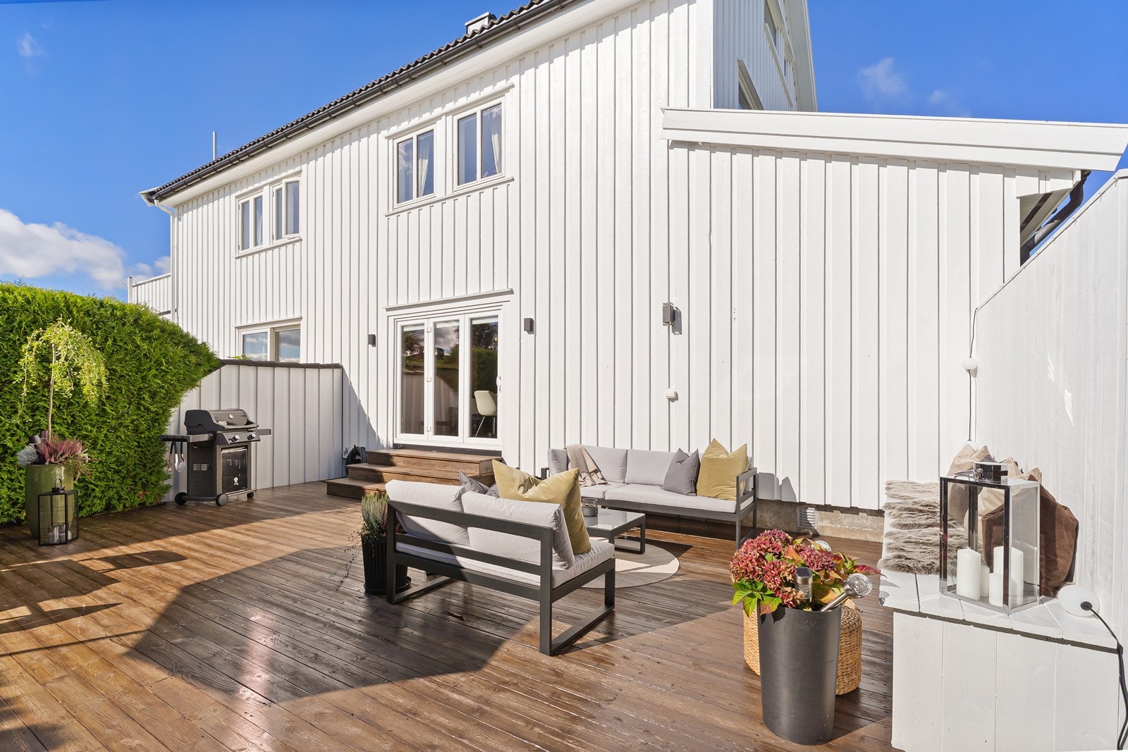 Boligen byr på en fantastisk opparbeidet hage. Galleribilde