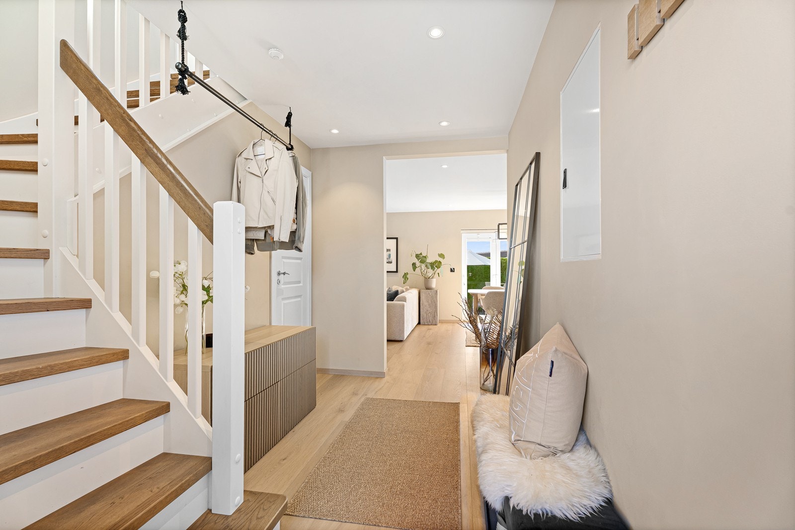 Her blir du ønsket velkommen inn en lys og innbydende entré med god plass til å henge fra seg yttertøyet. Galleribilde