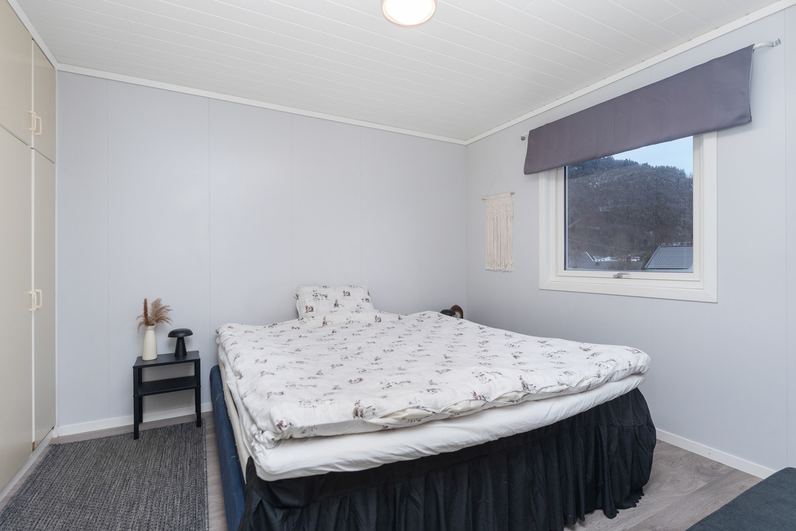 Hybelen har ett soverom med garderobeskap. Galleribilde