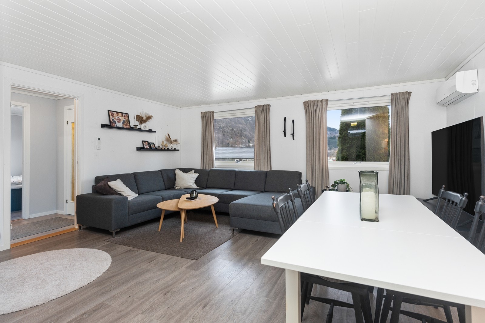 Hybelen har romslig stue med varmepumpe. Galleribilde