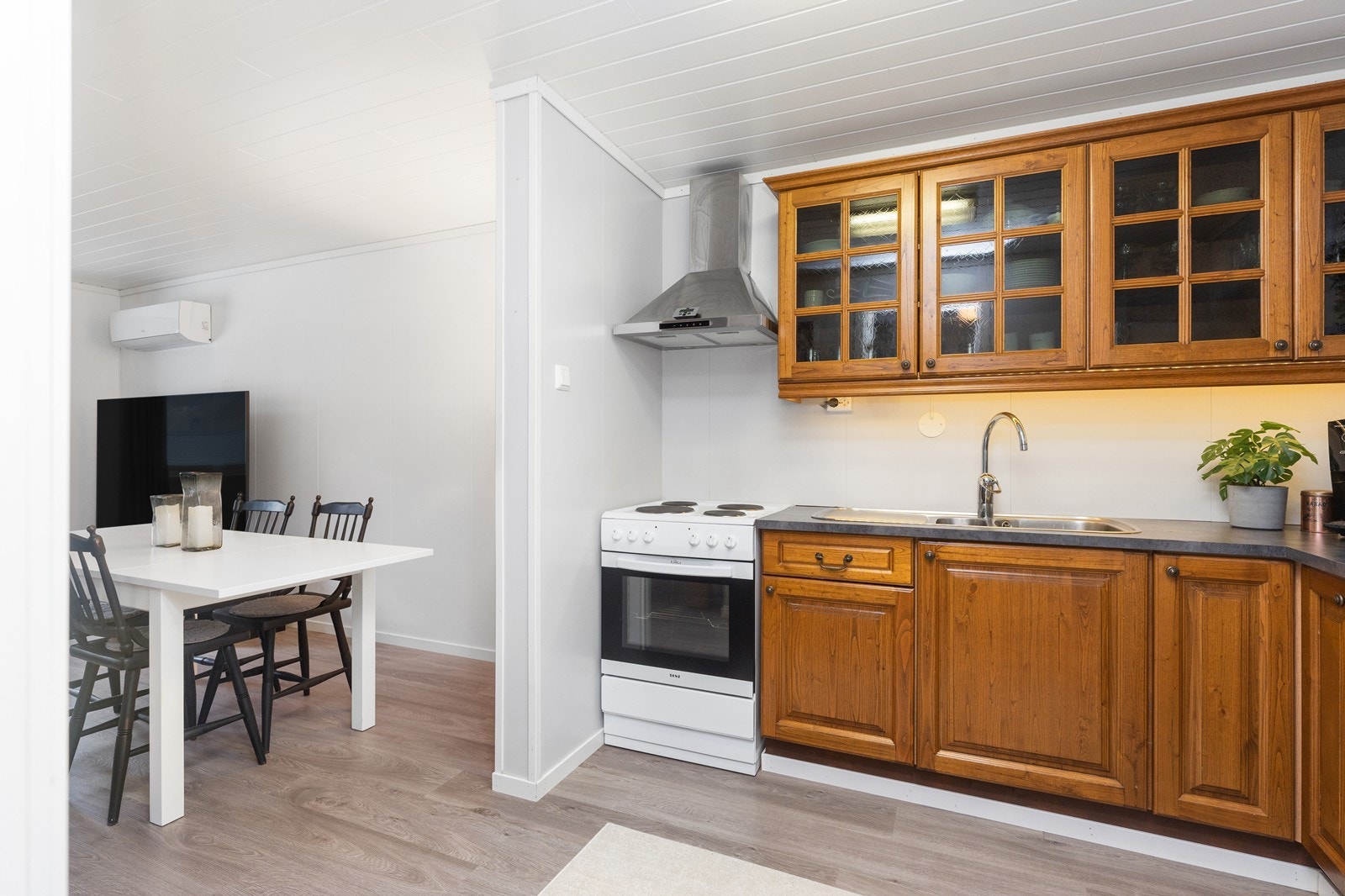 Kjøkkeninnredning i heltre. Galleribilde