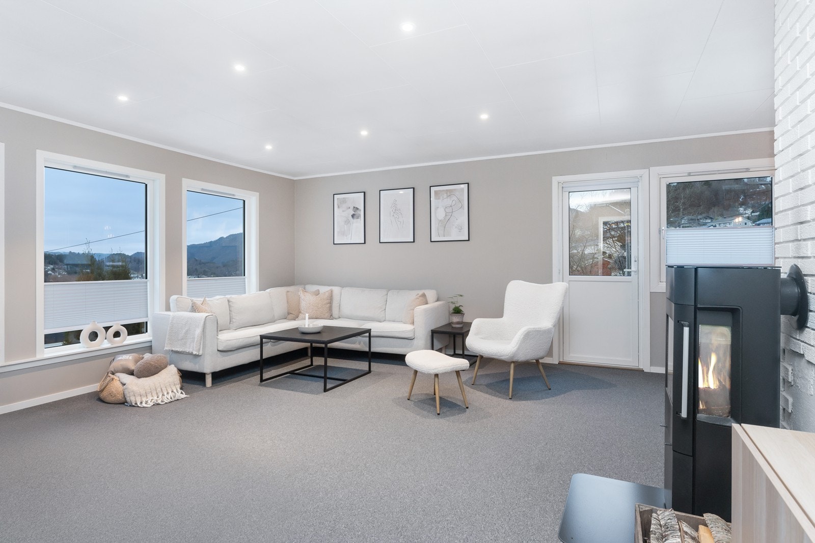 God plass til sofagruppe og spisebord. Galleribilde