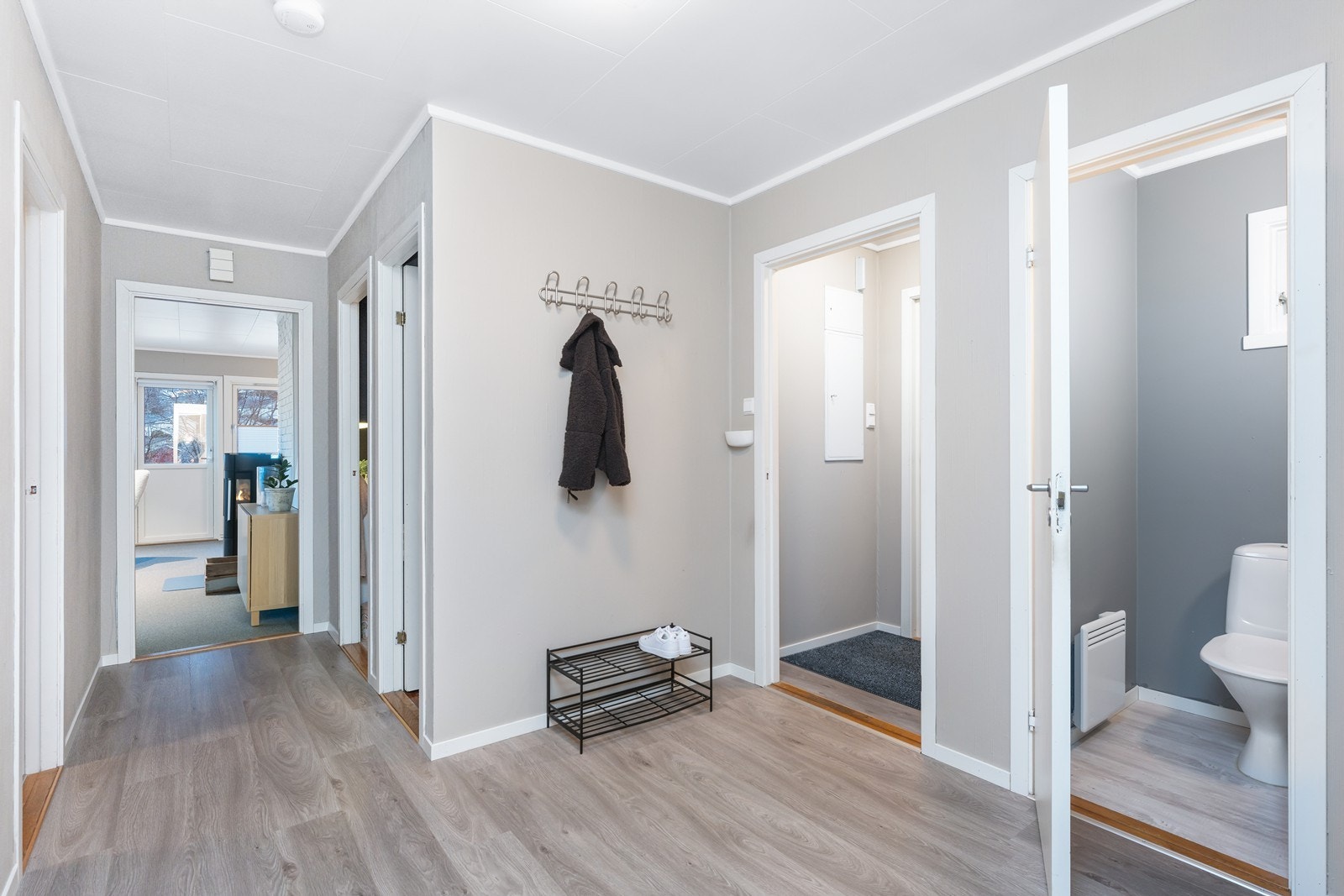 Fra gang mot stue. Galleribilde