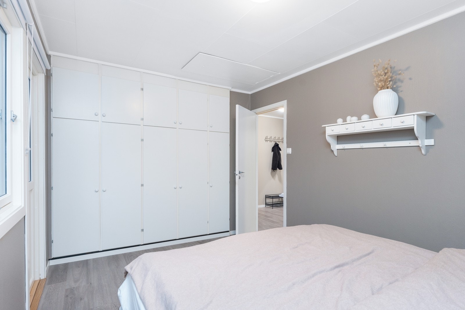 Stort garderobeskap på hovedsoverommet. Galleribilde