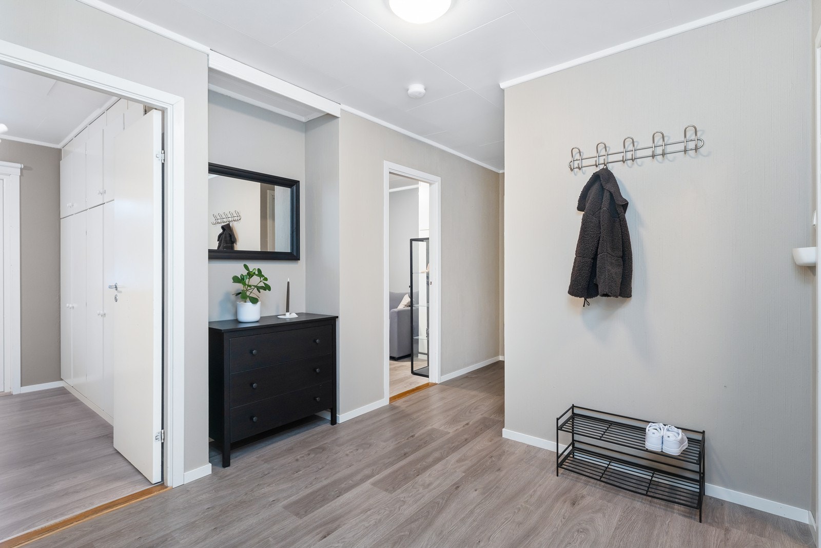 Gang/ hall med garderobeplass. Galleribilde