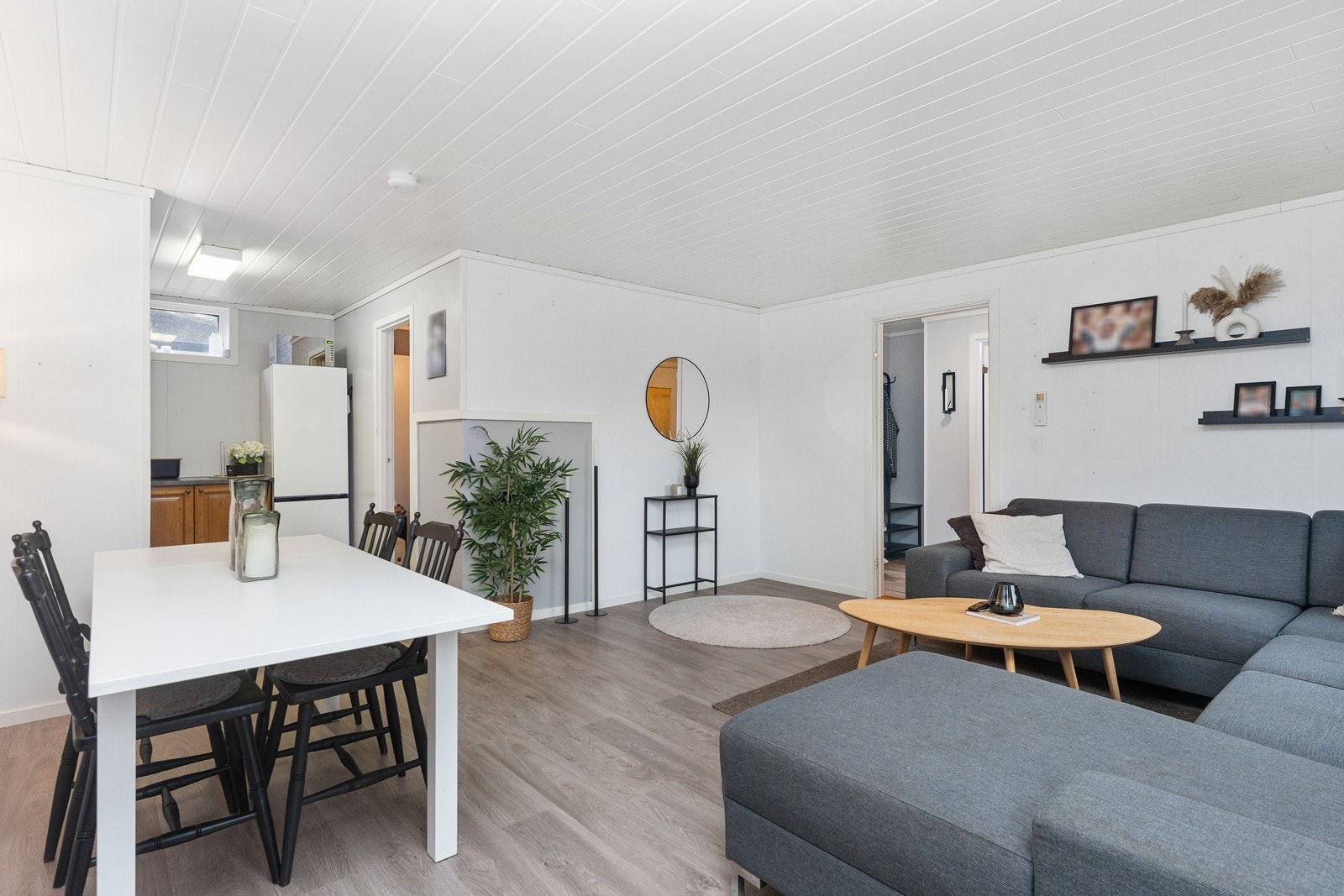 God plass til sofagruppe og spisebord. Galleribilde