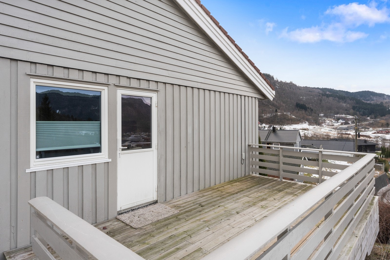 Nye terrassebord på terrassen. Galleribilde