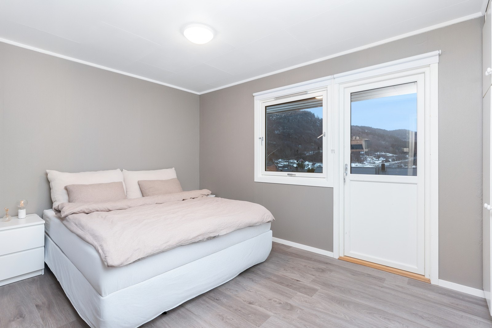 Stort hovedsoverom med utgang til lufteveranda. Galleribilde