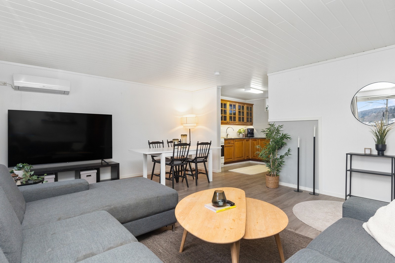 Fra stue mot kjøkken. Galleribilde