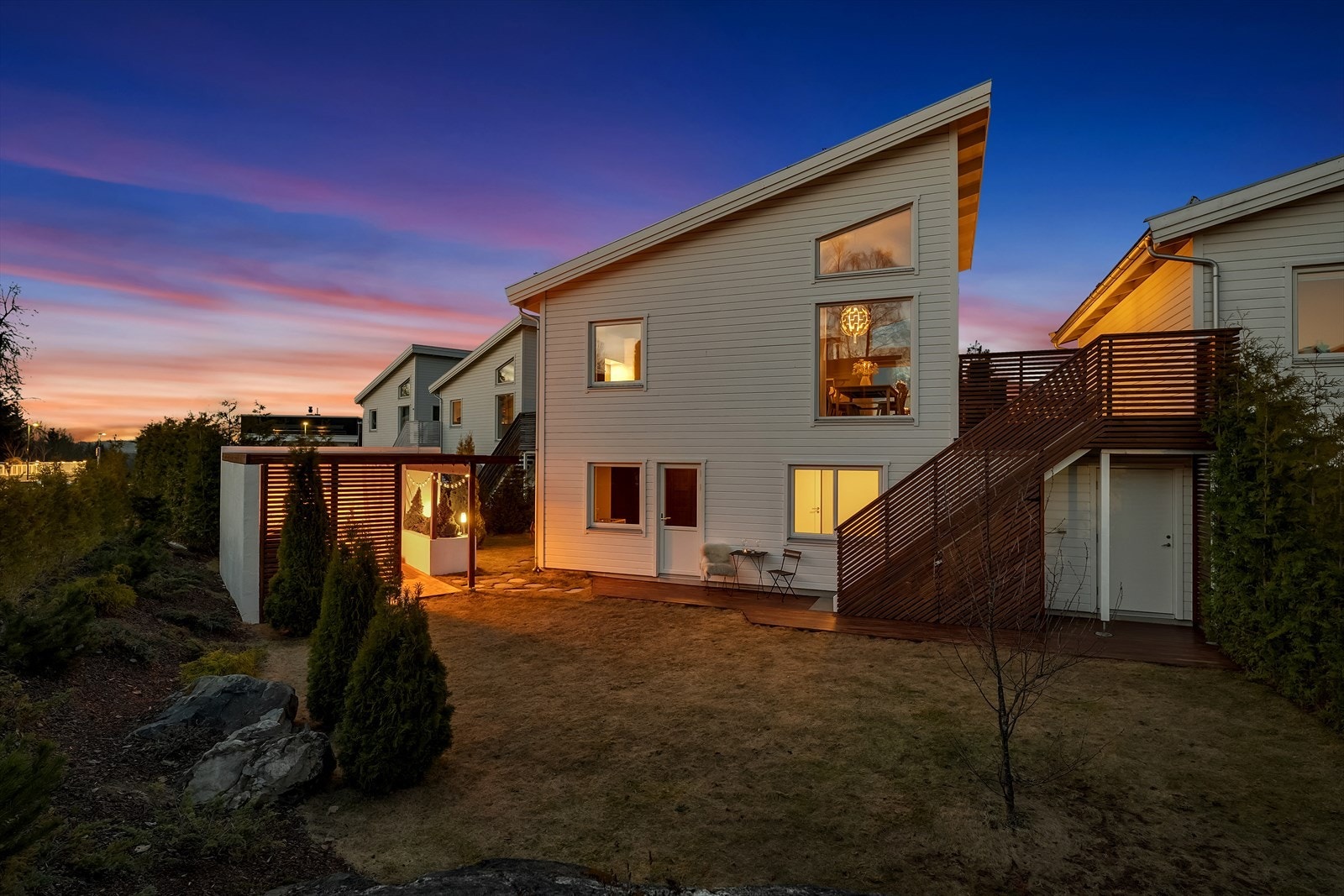 Eiendommen er pent opparbeidet med bl.a. nytt spilegjerde, plen, platting og pergola.
Kveldsfoto: Isnitt Galleribilde
