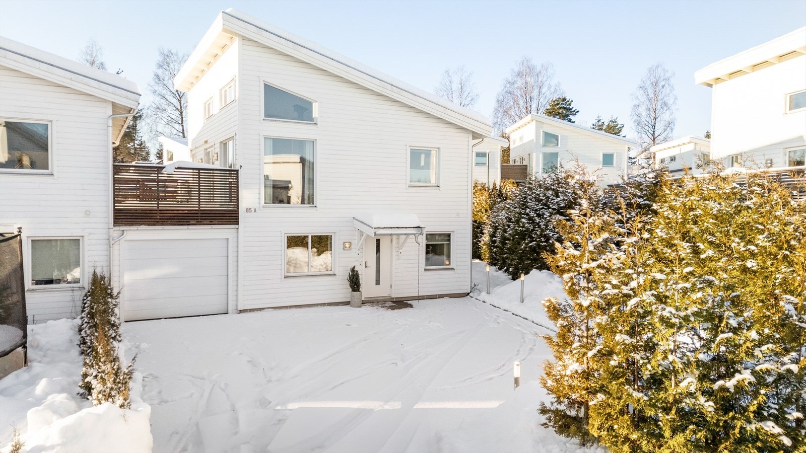 Boligen har integrert garasje med motorisert port, bod og asfaltert gårdsplass. Galleribilde