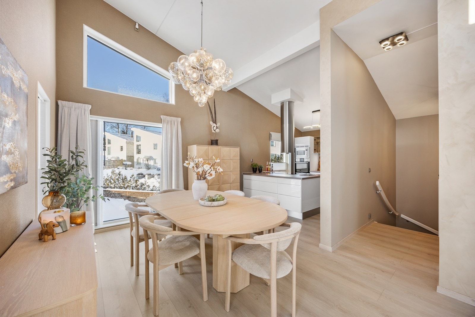 Det er nye lameller og plisségardiner på store deler av vinduene. Galleribilde