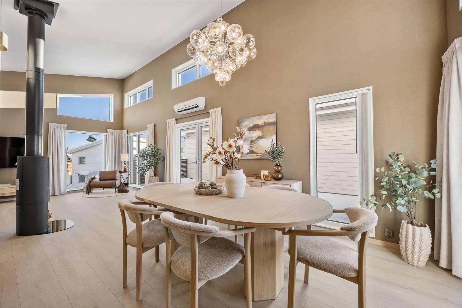 Fra stuen er det direkte utgang til romslig terrasse over garasjen. Galleribilde