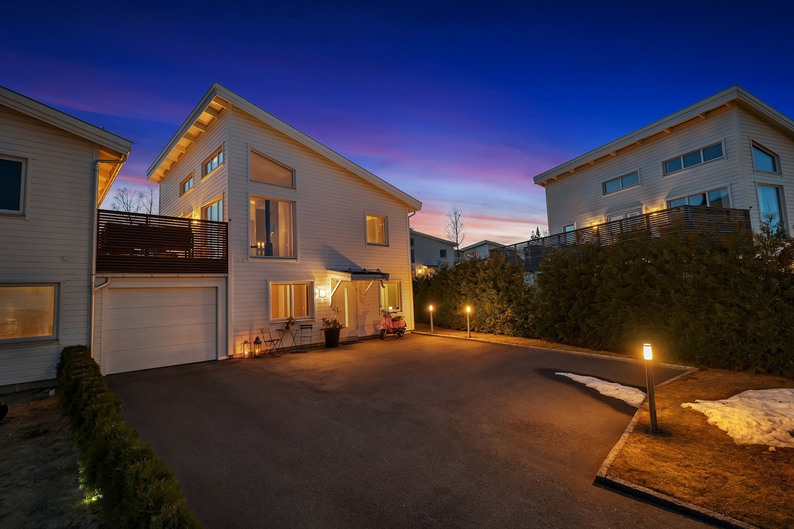 Romslig asfaltert gårdsplass med god belysning. Innerst i garasjen er det praktisk bod hvor det er godt med lagringsplass og egen utgang til hagen. Galleribilde