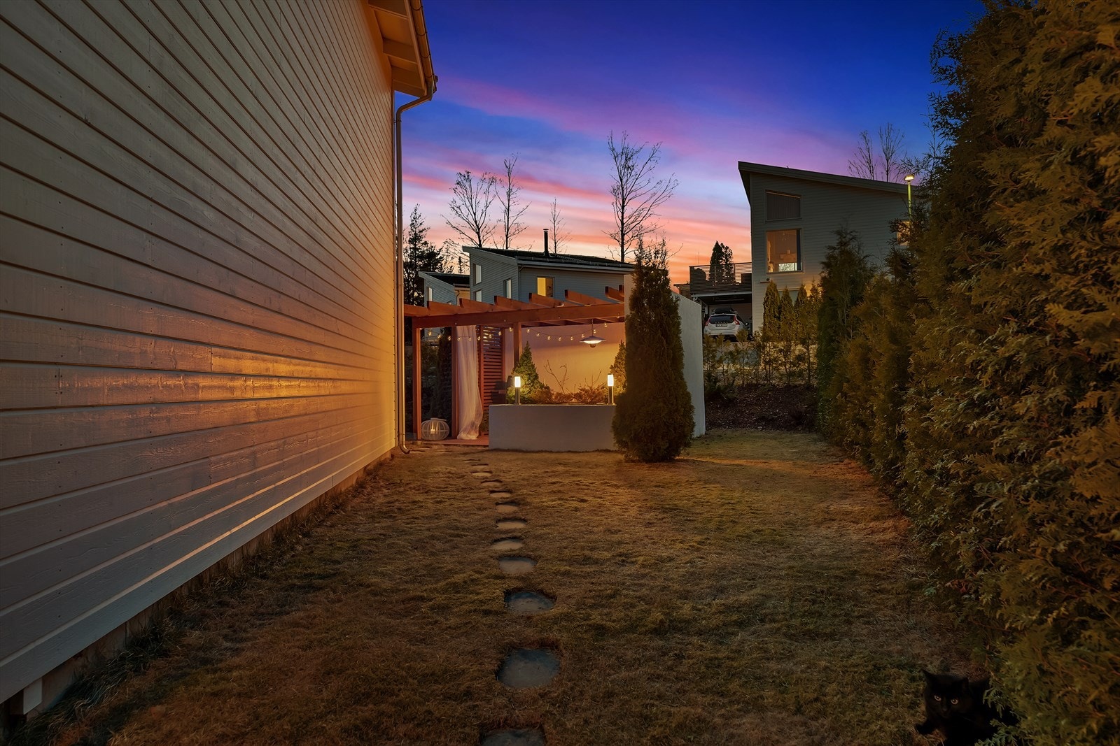 Du ledes fint til hagen fra gårdsplassen via steinlagt sti. Galleribilde