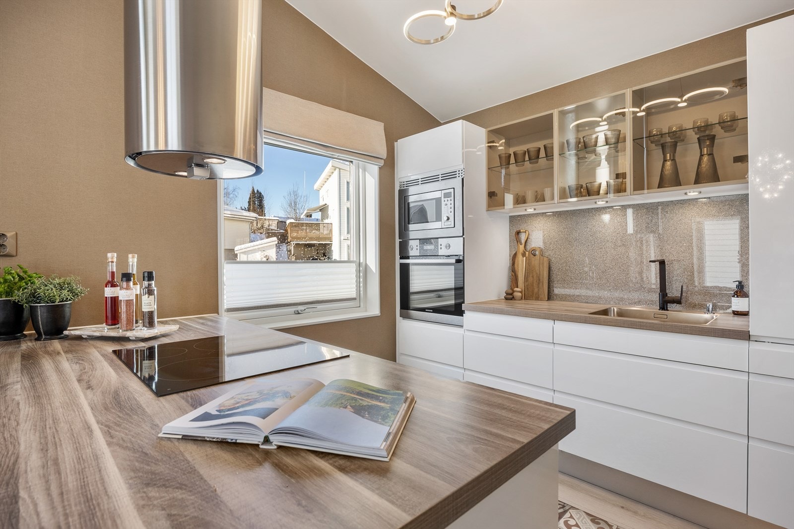 Moderne AUBO-kjøkken med hvite, glatte fronter og integrerte hvitevarer. Galleribilde