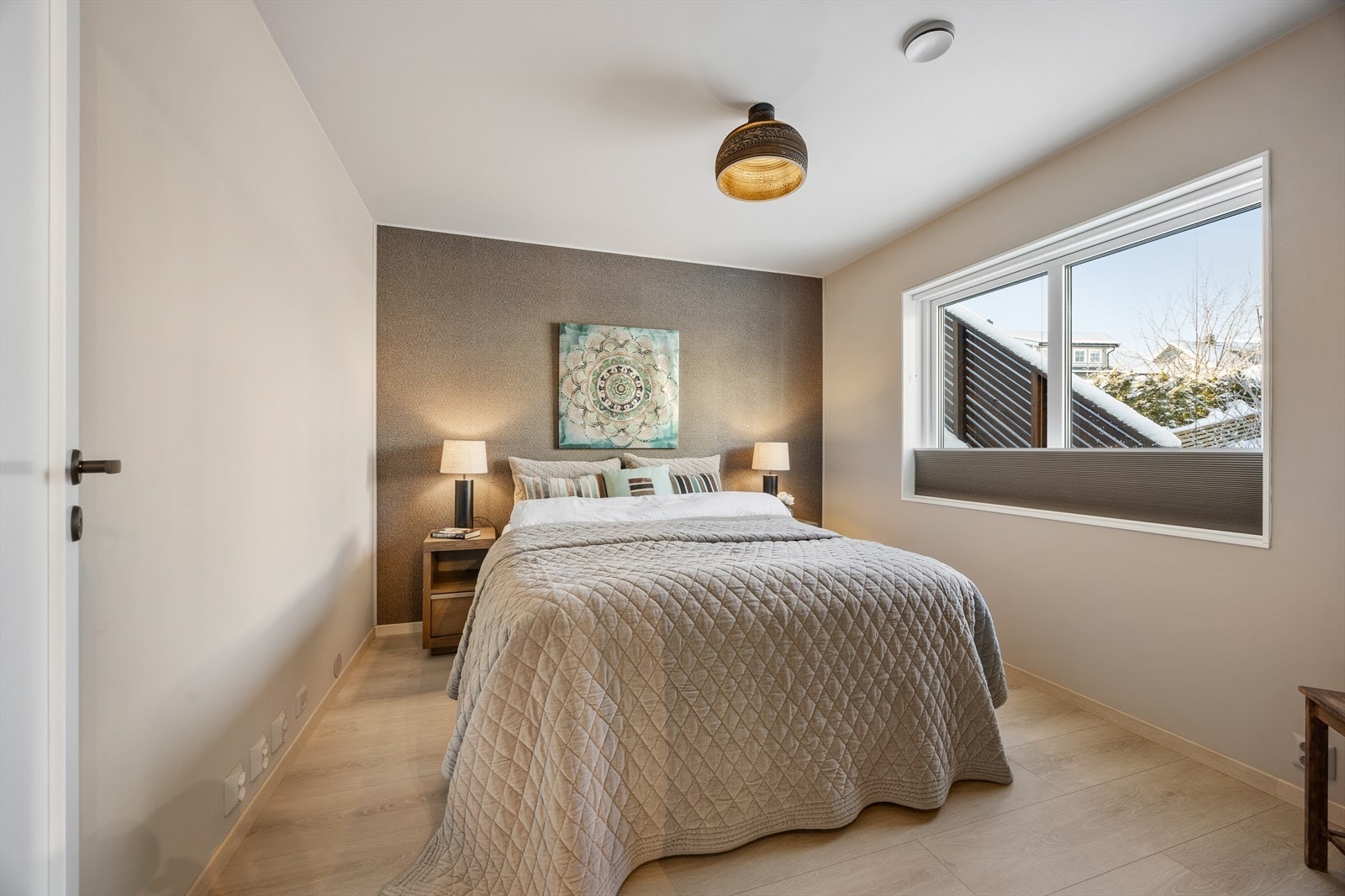 Alle soverommene har nye én-stavs laminatgulv fra 2025. Det er montert lystett plisségardin. Galleribilde