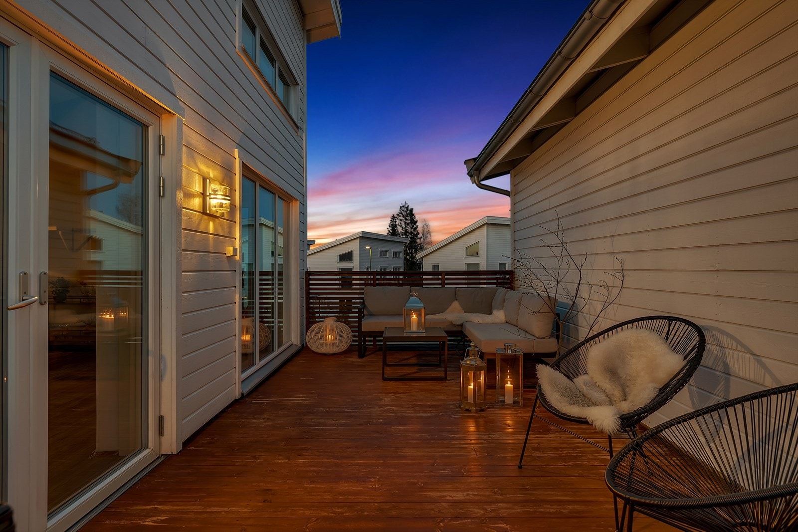 Fra stuen er det utgang til skjermet terrasse gjennom dobbel balkongdør. Galleribilde