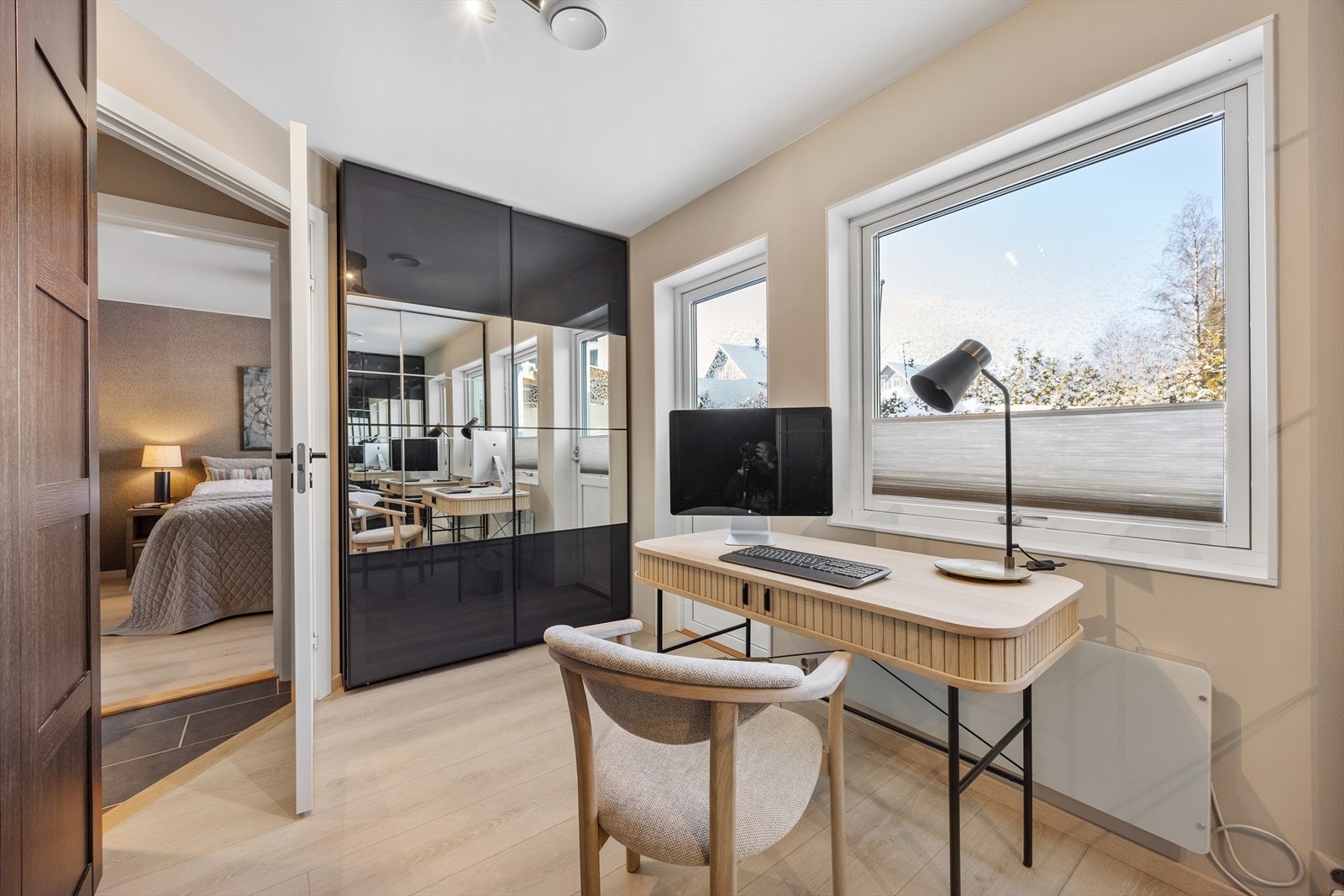 Boligens tredje soverom brukes i dag som hjemmekontor og garderoberom. Galleribilde