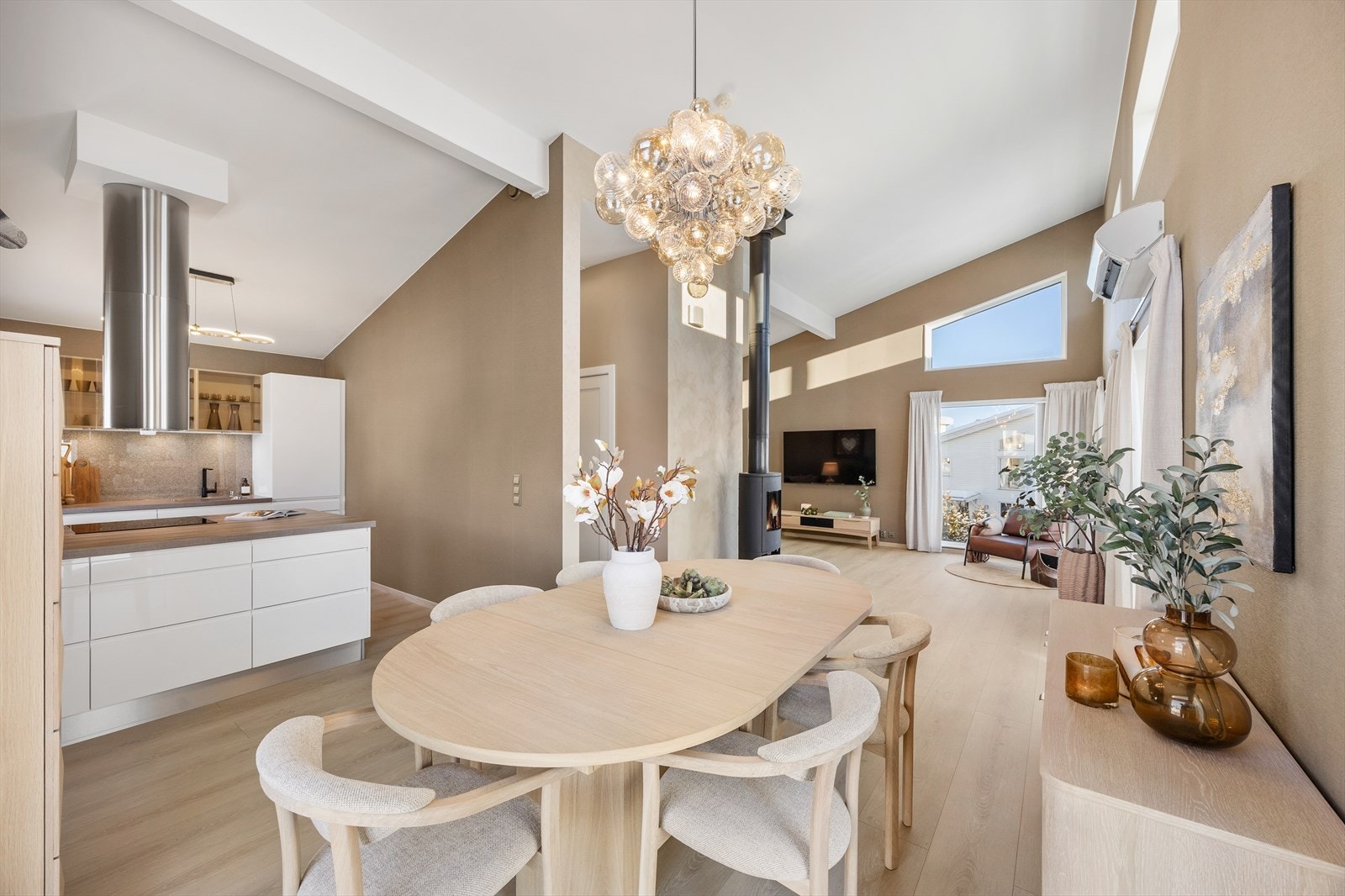 Den åpne planløsningen mellom kjøkken og spisestue legger til rette for sosiale sammenkomster. Galleribilde