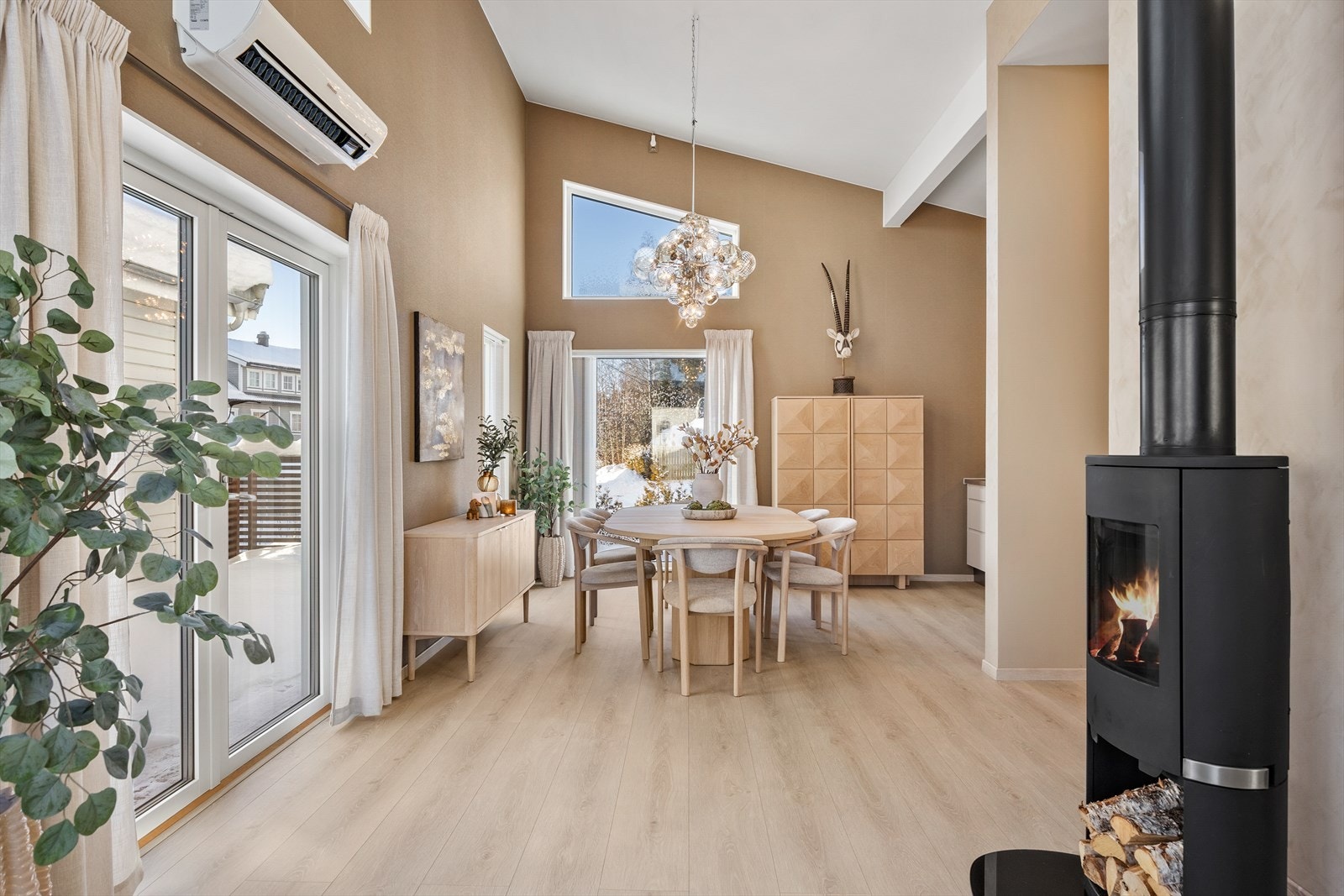 Boligen varmens opp via hyggelig peisovn og Samsung varmepumpe sørger for effektiv oppvarming og en behagelig atmosfære. Galleribilde