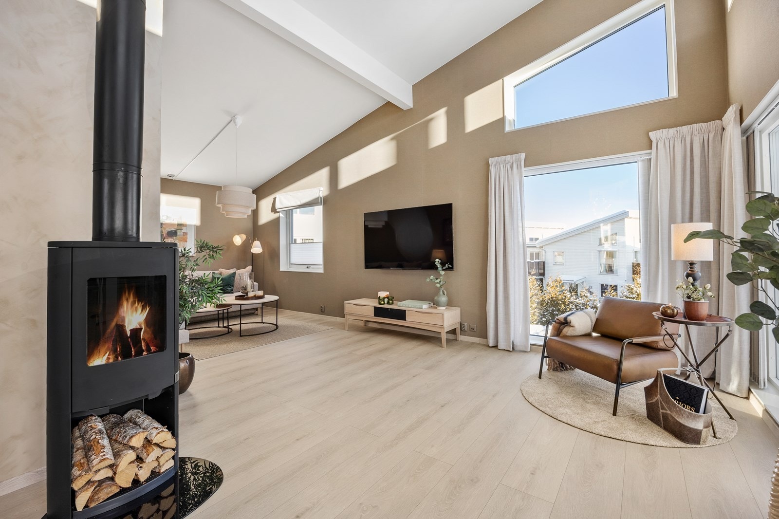 Den lukkede peisen i stuen gir både varme og et hyggelig midtpunkt i rommet. Galleribilde