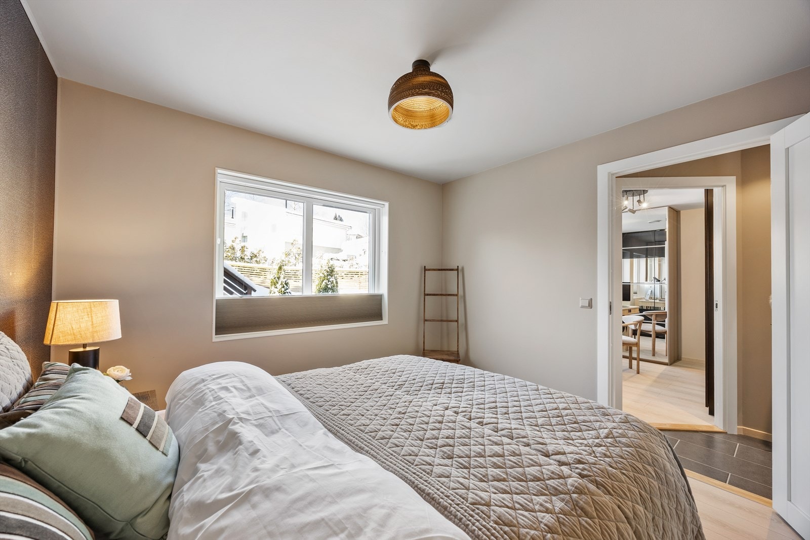 Boligens tre soverom er praktisk samlet i 1. etasje. Galleribilde