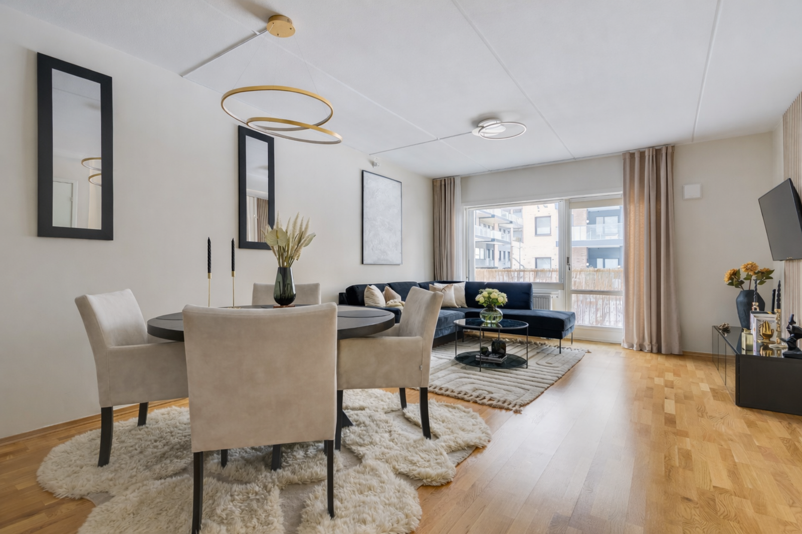 En elegant og gjennomført 2-roms leilighet med eksklusiv atmosfære og en stor balkong på 16 m² med gode solforhold og utsikt mot Vannspeilet. Galleribilde