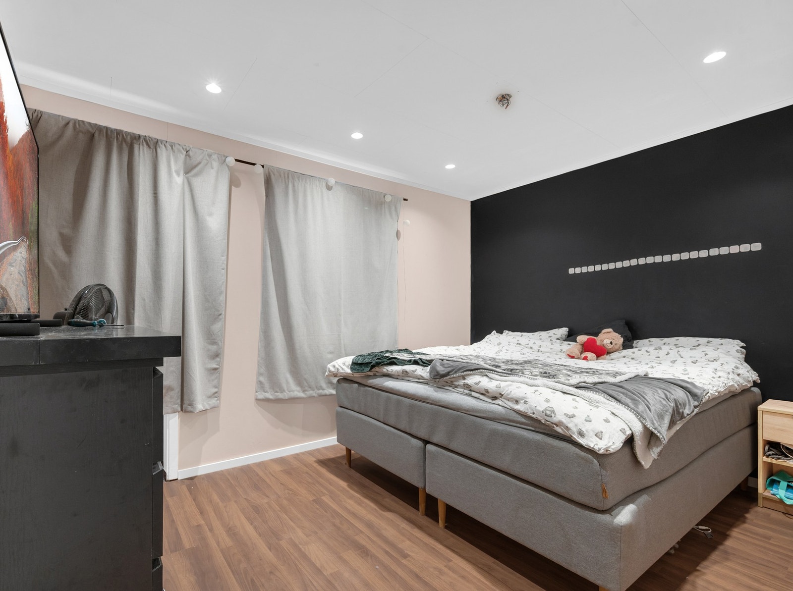 - Romslig hovedsoverom med spotter i tak og god plass for ønsket sengeløsning. Galleribilde